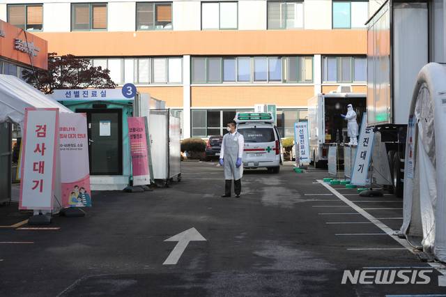 [서울=뉴시스]이윤청 기자 = 최근 일주일간 일평균 국내 발생 신규 확진자 수가 384.14명으로 집계된 23일 서울 중구 국립중앙의료원에 마련된 신종 코로나바이러스 감염증(코로나19) 선별 진료소에서 의료진들이 업무를 보고 있다. 2021.01.23. radiohead@newsis.com