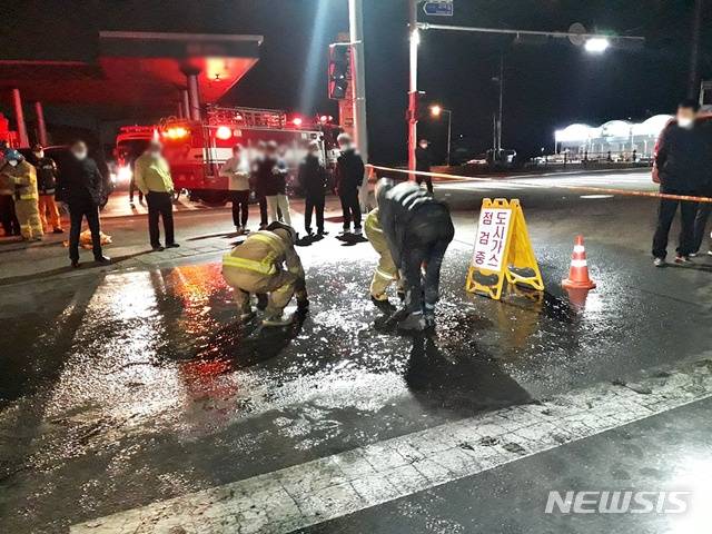 [영천=뉴시스]이지연 기자 = 25일 오후 6시6분 경북 영천시 금호읍 교대사거리 부근 도로 맨홀에서 도시가스 누출 의심 신고가 접수돼 경북 영천소방서 대원과 시 관계자 등이 현장 조치하고 있다. (사진=영천소방서 제공) 2021.01.25. photo@newsis.com