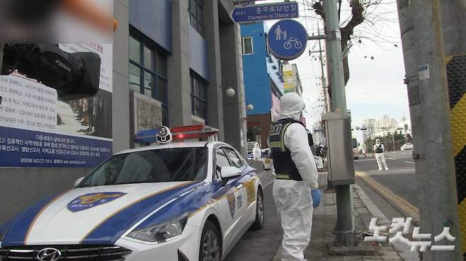 대전의 IEM 국제학교는 폐쇄된 채 방역당국이 방역을 활동을 벌이고 있다.