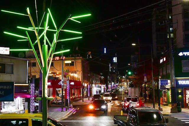 최근 도로정비 사업을 마친 서울 중랑구 봉화산로56길 일대 보도를 나뭇가지등과 열주등과 같은 경관조명이 환하게 밝히고 있다.중랑구 제공