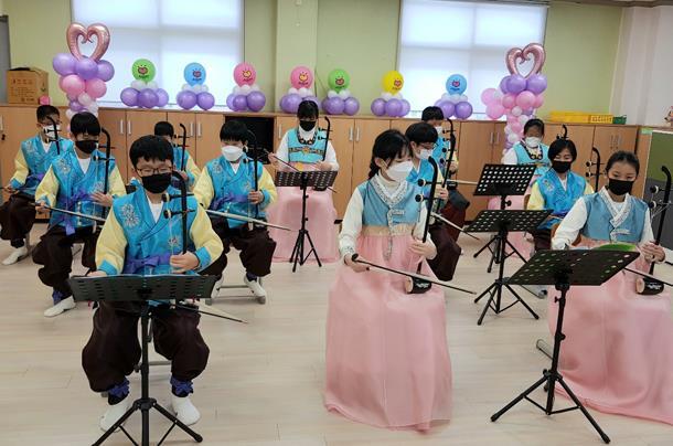 충북 영동 상촌초 졸업생들과 재학생들이 졸업식을 맞아 한복을 입고 해금을 연주하고 있다.상촌초 제공