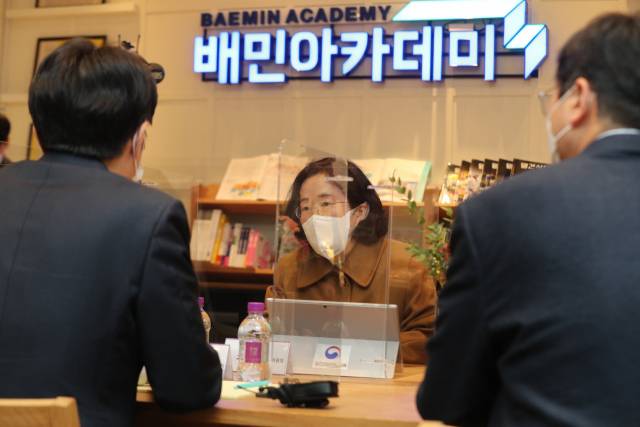 조성욱 공정거래위원장이 22일 오후 서울시 송파구 배민아카데미에서 열린 우아한 형제 관계자와 청년소비자 간담회에서 인사말을 하고 있다. 공정위는 올해 디지털 생태계에서 소비자의 권익을 보장하고 혁신기업의 지속 가능한 성장을 지원하는데, 업무역량을 집중하겠다고 밝혔다. /연합뉴스