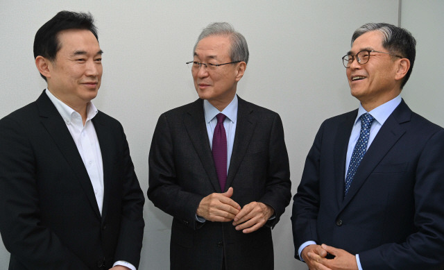 서울경제가 개최한 ‘미국 바이든 시대 통상 정책’ 특별 대담에서 허윤(왼쪽 첫번째부터) 서강대 국제대학원장, 박태호 전 외교통상부 통상교섭본부장, 최석영 경제통상 대사가 대화를 나누고 있다. /이호재기자