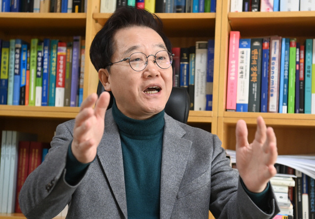 성신여대 교수인 강석훈 전 청와대 경제수석은 25일 대학 연구실에서 서울경제와 인터뷰를 갖고 “바이든 시대는 통상 갈등에 가치 개념까지 아우르는 복합 경제 전쟁을 예고한다”면서 “기업을 살리고 국익을 지키는 치밀한 전략이 절실하다”고 강조했다. /성형주기자