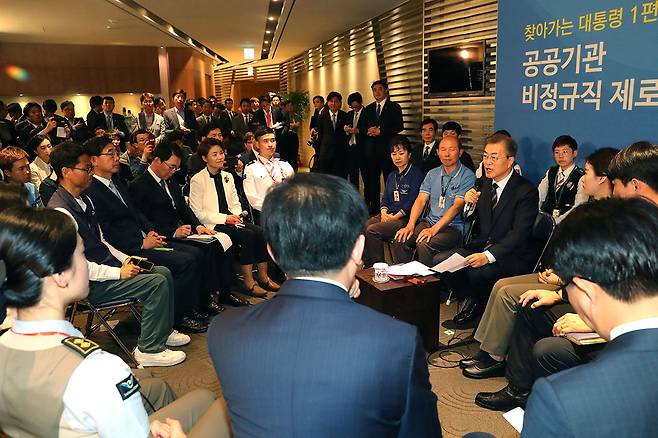 ⓒ연합뉴스2017년 5월12일 인천공항공사에서 열린 ‘찾아가는 대통령 공공기관 비정규직 제로 시대를 열겠습니다!’ 행사에서 문재인 대통령이 발언하고 있다.이제 노동시장 개혁을 이끄는 의제는 비정규직의 정규직화를 넘어 초기업 동일노동 동일임금으로 가야 한다.