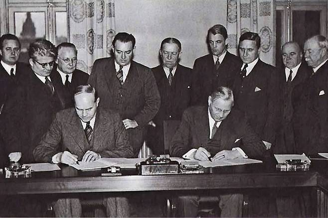 ⓒWikipedia1938년 12월20일 스웨덴 살트셰바덴에서 전국생산직노조 위원장과 사용자 측 대표가 합의문에 서명하는 모습.