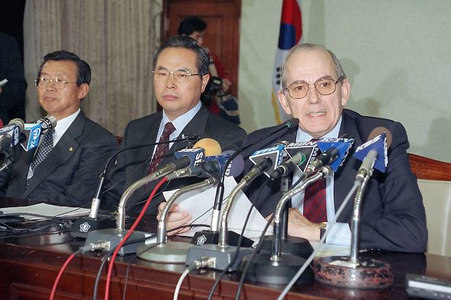 ⓒ연합뉴스1997년 12월3일 세종로청사에서 임창열 부총리와 캉드쉬 IMF 총재가 협상 결과를 발표하고 있다.