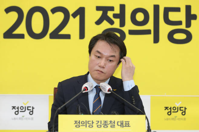 정의당 김종철 대표가 20일 오전 국회에서 신년 기자회견에서 머리를 만지는 모습 ⓒ 시사저널 박은숙