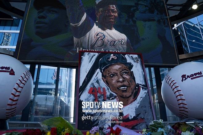 ▲ 팬들이 행크 애런을 추모하기 위해 가져다 놓은 사진과 꽃.
