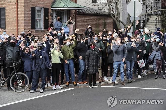 바이든에 손 흔드는 시민들 [EPA=연합뉴스]