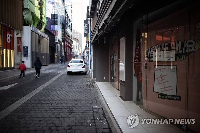 한산한 서울 명동거리 (서울=연합뉴스) 윤동진 기자 = 24일 오전 서울 명동거리가 비교적 한산하다. 2021.1.24 mon@yna.co.kr