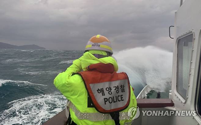 해경, 거제 해상 침몰 선박 수색 작업 (거제=연합뉴스) 통영해양경찰이 23일 오후 경남 거제시 남부면 갈곶도 남동쪽 1.11㎞ (0.6해리) 해상에서 침몰한 339t급 대형선망 A호의 실종자에 대해 수색 작업을 하고 있다. 2021.1.23 [통영해경 제공. 재판매 및 DB 금지] image@yna.co.kr