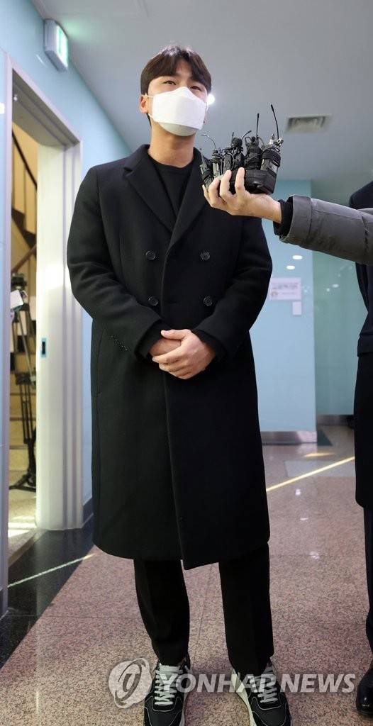 연봉조정위 참석하는 kt 주권 (서울=연합뉴스) 최재구 기자 = kt 위즈 주권이 25일 서울 서초구 한국야구위원회 컨퍼런스룸에서 열린 연봉조정위원회에 참석하며 기자의 질문에 답하고 있다. 주권과 KT는 2021시즌 연봉에 각각 2억5000만원과 2억2000만원을 제시하며 합의하지 못했다. 2021.1.25 jjaeck9@yna.co.kr