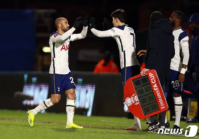 FA컵 위컴과의 경기에서 교체투입되는 손흥민과 은돔벨레. 주전과 비주전 경기력 차이가 큰 토트넘이다. © 로이터=뉴스1