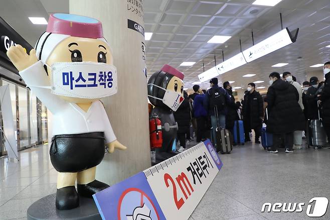 (제주=뉴스1) 홍수영 기자 = 신종 코로나바이러스 감염증(코로나19) 확산세에도 제주지역 숙박시설을 오히려 늘어난 것으로 나타났다. 사진은 제주국제공항 국내선 도착장.2020.11.24/뉴스1 © News1 홍수영 기자