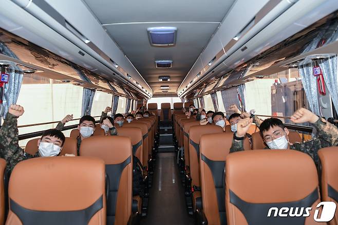 공군 제1전투비행단 장병들이 언택트 드라이브 프로그램 출발 전 기념촬영을 하고 있다. 공군 제1전투비행단은 지난해 12월부터 장병 '코로나 블루' 극복을 위한 언택트 드라이브 프로그램를 운영하고 있다고 26일 전했다. (공군 제공) 2021.1.26/뉴스1