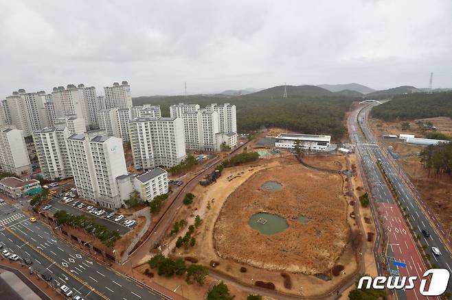 경북 포항시가 26일 지진 등 자연재난상황에 대비하기 위해 북구 흥해읍 초곡에 이어 두번째 다목적재난구호소를 장량동에 준공했다. 다목적재난구호소는 평소에는 실내체육관으로 사용되며 재난상황발생시 이재민들을 수용한다. 부지 2만3913㎡에 연면적 1742㎡에 2층규모로 실내구호소, 급식실, 물품창고 등을 갖추고 있다. 2021.1.26/뉴스1 © News1 최창호 기자