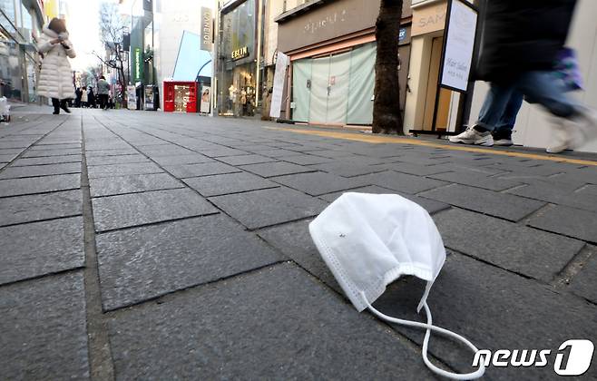 서울 중구 명동 거리에 마스크가 떨어져 있다. 2021.1.16/뉴스1 © News1 이동해 기자