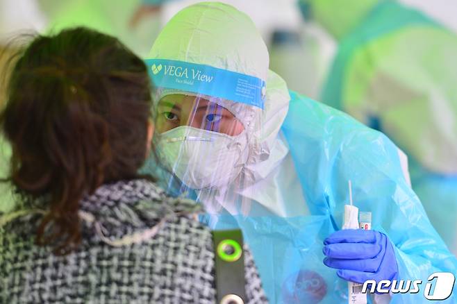 26일 경북 포항시청 앞 광장 앞에 마련된 기동선별진료소에서 시민들이 코로나19 검사 행정명령에 따라 검사를 받고 있다. 포항시는 26일 0시를 기해 남구 구룡포와 오천읍 제외한 읍,면,동에 세대 중에서 1명 이상이 반드시 코로나19 검사를 받을 것을 행정명령했다. 2021.1.26/뉴스1 © News1 최창호 기자