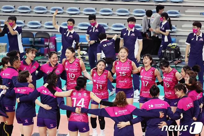 26일 오후 인천 계양체육관에서 열린 프로배구 '2020-21시즌 도드람 V리그' 여자부 흥국생명과 GS칼텍스의 경기에서 세트스코어 3대1로 승리한 흥국생명 선수들이 기뻐하고 있다. 2021.1.26/뉴스1 © News1 황기선 기자