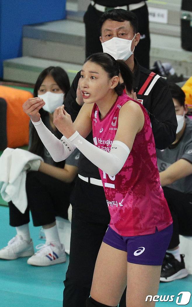 26일 오후 인천 계양체육관에서 열린 프로배구 '2020-21시즌 도드람 V리그' 여자부 흥국생명과 GS칼텍스의 경기에서 흥국생명 김연경이 항의하고 있다. 2021.1.26/뉴스1 © News1 황기선 기자