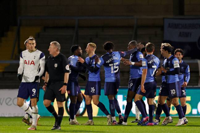 위컴 선수단이 26일(한국시간) 토트넘과 FA컵 32강전에서 선제골을 넣은 후 기뻐하고 있다. 하이위컴 | AFP연합뉴스
