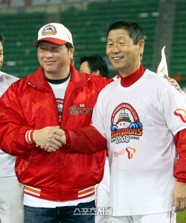 SK 최태원 회장(왼쪽)과 김성근 감독이 2008 한국시리즈 우승 후 기뻐하고 있다.  스포츠서울DB