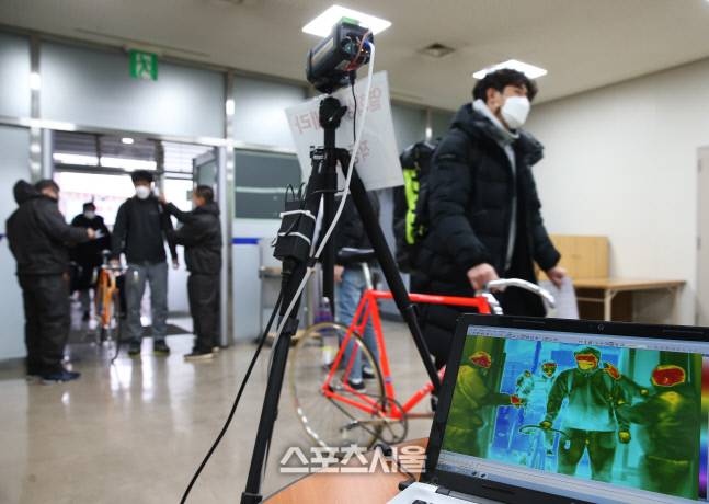 경륜선수들이 지난 22일 광명 스피돔에서 열린 모의경주를 위해 입소하며 체온을 측정하고 있다.&nbsp; 제공 | 국민체육진흥공단