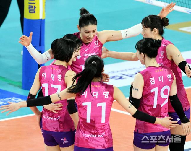 흥국생명의 김연경이 26일 인천 계양체육관에서 진행된 GS칼텍스와의 경기에서 팀의 득점에 환호하고있다. 2021.01.26.  김도훈기자 dica@sportsseoul.com