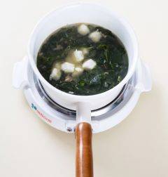 4. 물 2컵을 더 넣어 센 불로 10분 정도 끓이다가 미역이 부드러워지면 옹심이를 넣고 3분 정도 끓인다. 참치한스푼을 넣고 소금으로 간한다.
(Tip 참치한스푼이 없다면 조선간장(집간장)으로 간을 맞춘다.)