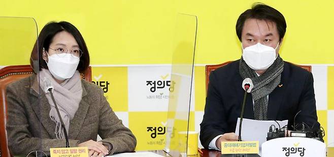 정의당 김종철(오른쪽) 대표가 지난 4일 당 대표단 회의에서 장혜영 의원과 함께 참석한 모습. 정의당은 25일 기자회견을 열고“김 대표가 지난 15일 장 의원을 성추행한 것으로 조사됐다”고 밝혔다. 김 대표는 이날 당 대표직 사퇴 의사를 밝혔다. /국회사진기자단