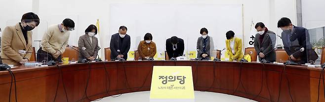 정의당 김윤기 당대표 직무대행, 이은주, 배진교, 류호정 의원 등이 26일 서울 여의도 국회에서 열린 당 전략협의회에서 김종철 전 대표 성추행 사건에 대해 고개 숙여 사과하고 있다. /국회사진기자단