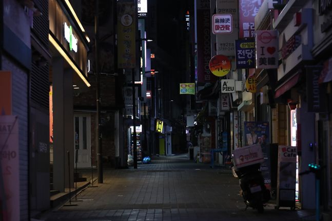 서울 중구 명동 거리 일대가 밤 9시를 기준으로 한산한 모습을 보이고 있다. ⓒ데일리안 류영주 기자
