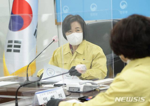 추미애 법무부 장관이 이영희 교정본부장으로부터 코로나19 대응실태 및 후속조치 계획을 보고받고 있다. 뉴시스