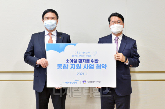 뤄젠룽 동양생명 사장(왼쪽)과 서선원 한국백혈병어린이재단 사무총장(오른쪽)이 기념촬영을 하고 있다.