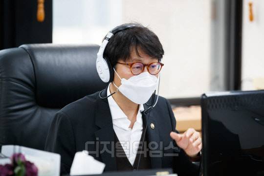 도규상 금융위 부위원장이 26일 서울 종로구 정부서울청사에서 금융리스크 대응반 회의를 비대면 화상회의로 진행하고 있다. (금융위원회 제공)