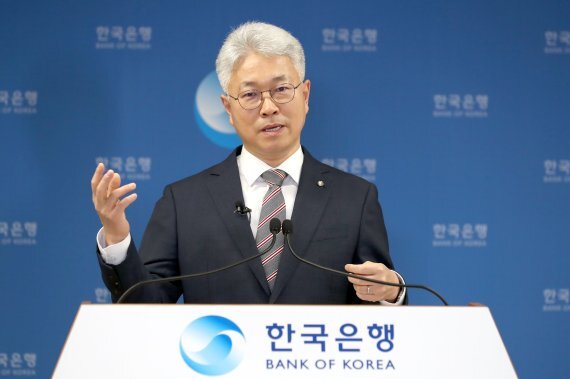 한국은행은 26일 2020년 4·4분기 및 연간 실질국내총생산(속보) 설명회를 진행했다. 박양수 한은 경제통계국장이 기자들의 질문에 답변하고 있다. 사진=한국은행