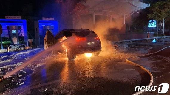 17일 새벽 남양주시 와부읍 주민자치센터 전기차 급속충전소에서 충전 중이던 현대자동차 코나 전기차에서 불이 나고 있다. 뉴스1
