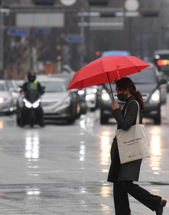 포근한 날씨속에 전국 곳곳에 비가 내린 26일 우산을 쓴 시민이 서울 세종대로를 걷고 있다. 기상청은 모레부터 차츰 기온이 떨어져 금요일에는 서울 최저 기온이 영하 12도까지 떨어지겠다고 예보했다. 사진=김범석 기자