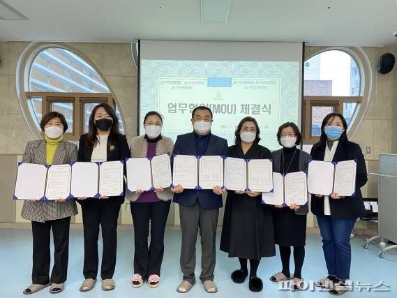 울산시는 26일 울산광역시육아종합지원센터 2층 프로그램실에서 울산광역시육아종합지원센터(센터장 이은지)와 5개 구.군 육아종합지원센터가 그린무브공작소(대표 이채진)와 ‘폐플라스틱 장난감 순환 사업’ 업무협약을 체결했다.