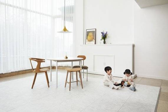 LG하우시스의 주거공간용 바닥매트 제품 'LG Z:IN(LG지인) 안심매트'가 활용된 모습. LG하우시스 제공