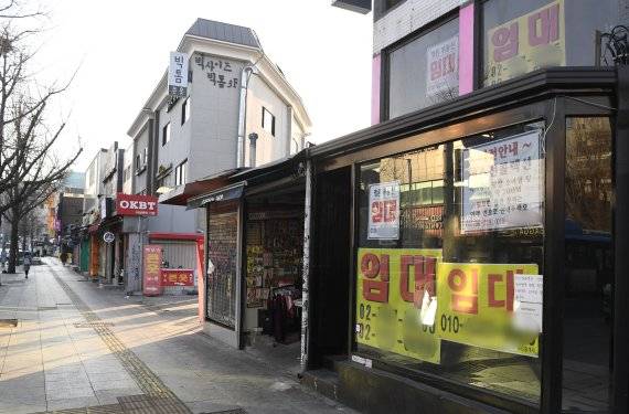 국내 코로나19 확진자가 처음 발생한 지 1년째 되는 날인 지난 20일 정부의 사회적 거리두기 강화와 영업시간 단축 등으로 자영업자와 소상공인들의 어려움이 가중되고 있다. 이날 서울 용산구 이태원의 한 건물에 층마다 임대 문구가 붙어 있다. 사진=김범석 기자