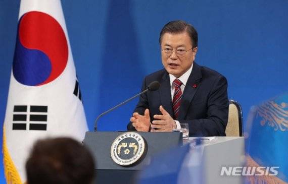 [서울=뉴시스]추상철 기자 = 문재인 대통령이 지난 18일 청와대 춘추관에서 열린 신년 기자회견에서 기자의 질문에 답하고 있다. 2021.01.18. scchoo@newsis.com /사진=뉴시스