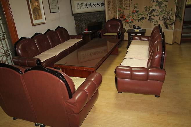 김대중 전 대통령이 사용했던 응접 세트와 병풍.