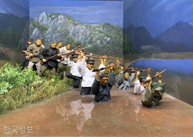 장사상륙작전 전승기념관의 내부에 당시 학도병들의 유격 훈련 과정을 전시하고 있다.
