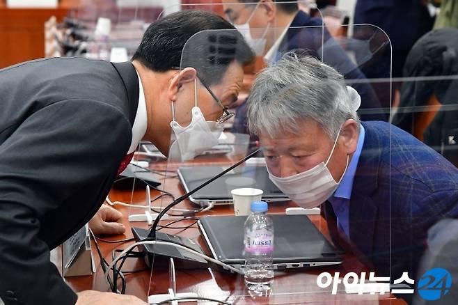 26일 국회에서 열린 국민의힘 제5차 온택트 정책워크숍에서 주호영 원내대표가 특강을 위해 참석한 산악인 엄홍길 대장과 대화를 하고 있다.