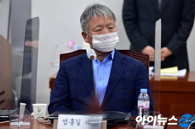 26일 국회에서 열린 국민의힘 온택트 정책워크숍에 특강을 위해 산악인 엄홍길 대장이 참석하고 있다.