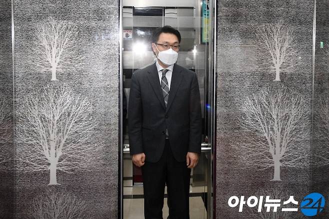김진욱 초대 고위공직자범죄수사처장이 26일 오후 서울 여의도 국회에서 김종인 국민의힘 비상대책위원장실을 예방한 뒤 승강기에 탑승하고 있다.