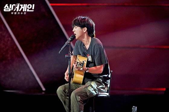 30호 가수 이승윤 씨가 '싱어게인'에서 노래를 부르고 있다. 그의 노래에는 기존의 패러다임에 길들여 지지 않은 무언가가 있다. 이재철 목사는 예전에 그걸 '자신만의 영혼'이라고 불렀다.  [사진 JTBC]