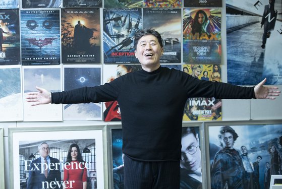 워너브라더스 코리아 전 사장 박효성씨가 지난 31년간 자신이 배급한 영화들의 포스터 앞에서 포즈를 취했다. 권혁재 사진전문기자